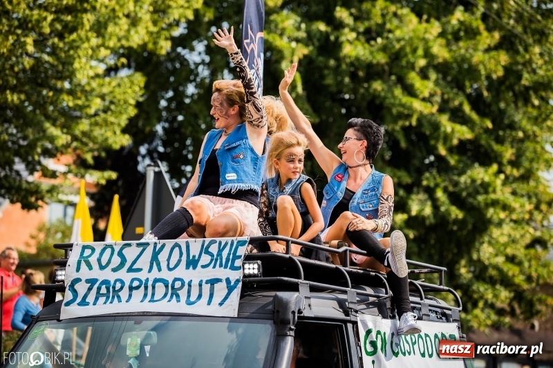 Zdjęcie w galerii na portalu naszraciborz.pl: Dwie orkiestry, kajakarze i drwale, a do tego szarpidruty - kolorowe i radosne dożynki wojewódzkie w Tworkowie  wiadomości z regionu