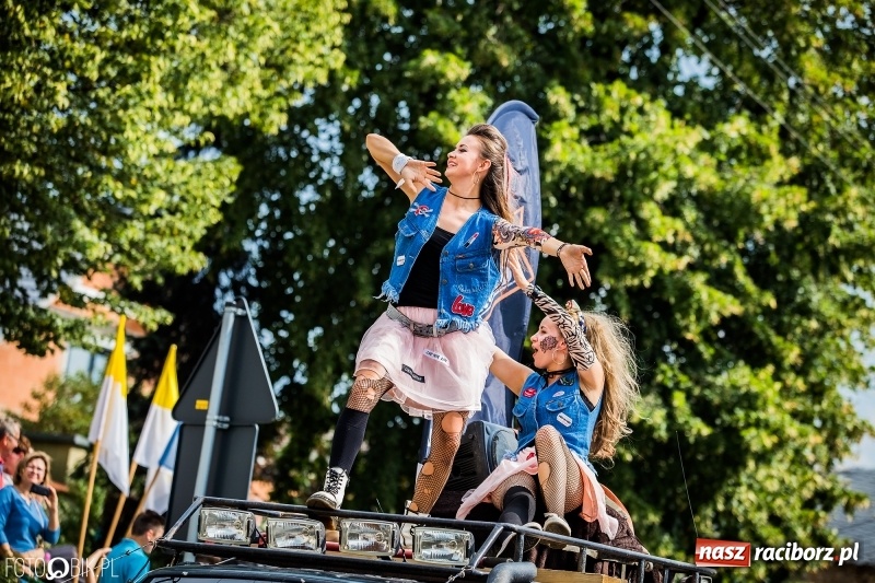 Zdjęcie w galerii na portalu naszraciborz.pl: Dwie orkiestry, kajakarze i drwale, a do tego szarpidruty - kolorowe i radosne dożynki wojewódzkie w Tworkowie  wiadomości z regionu