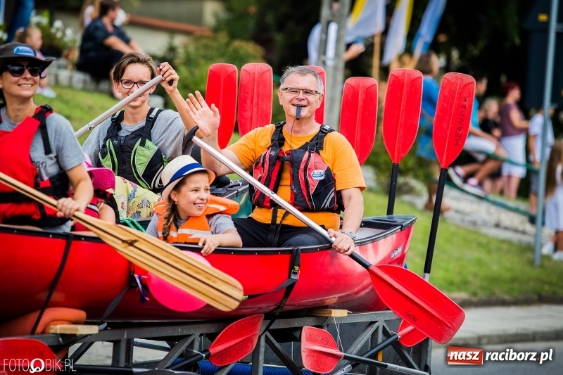Zdjęcie w galerii na portalu naszraciborz.pl: Dwie orkiestry, kajakarze i drwale, a do tego szarpidruty - kolorowe i radosne dożynki wojewódzkie w Tworkowie  wiadomości z regionu