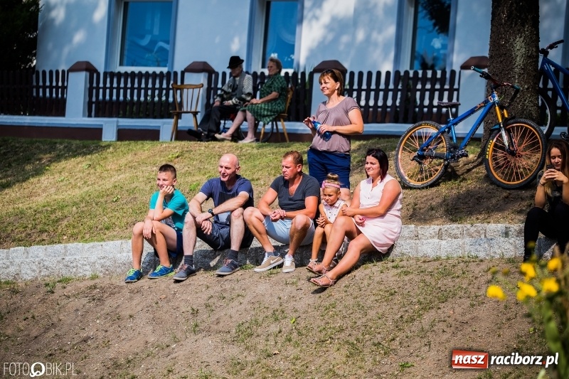 Zdjęcie w galerii na portalu naszraciborz.pl: Dwie orkiestry, kajakarze i drwale, a do tego szarpidruty - kolorowe i radosne dożynki wojewódzkie w Tworkowie  wiadomości z regionu