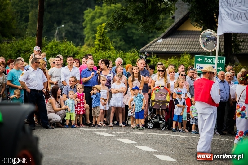 Zdjęcie w galerii na portalu naszraciborz.pl: Dwie orkiestry, kajakarze i drwale, a do tego szarpidruty - kolorowe i radosne dożynki wojewódzkie w Tworkowie  wiadomości z regionu