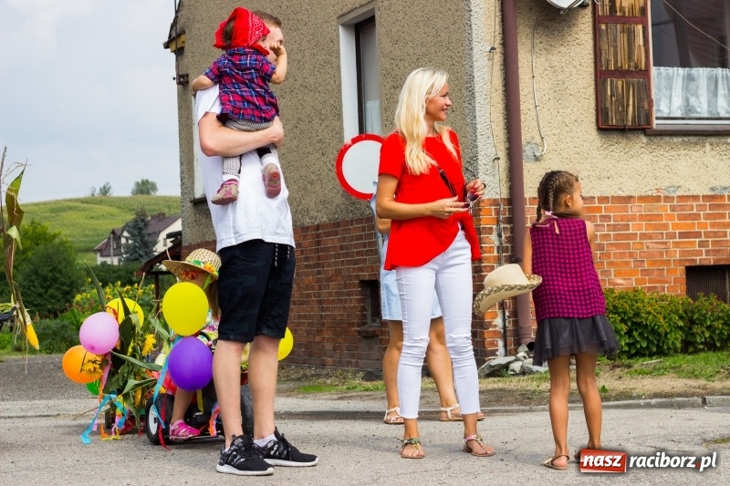 Zdjęcie w galerii na portalu naszraciborz.pl: Kandydatki i rolnicy, czyli powiew młodości na dożynkach w Rudniku  wiadomości z regionu