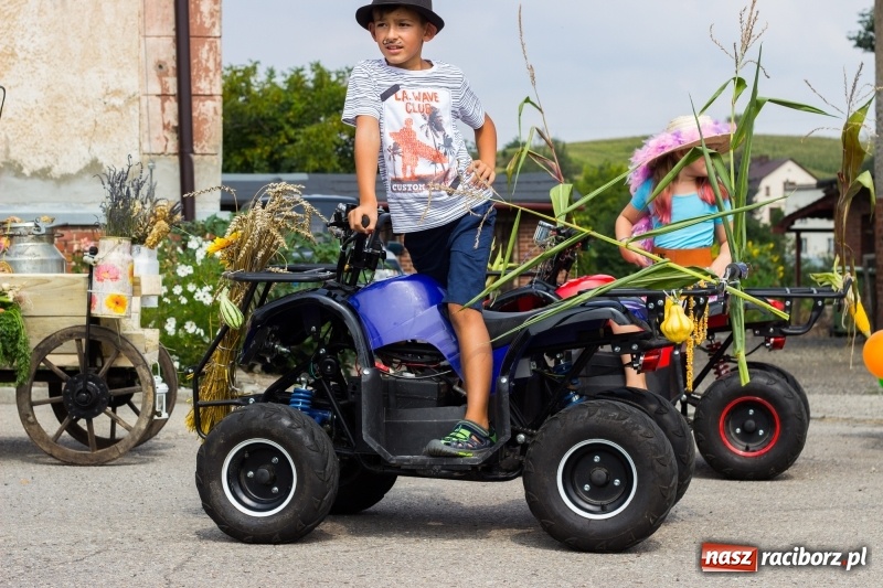 Zdjęcie w galerii na portalu naszraciborz.pl: Kandydatki i rolnicy, czyli powiew młodości na dożynkach w Rudniku  wiadomości z regionu