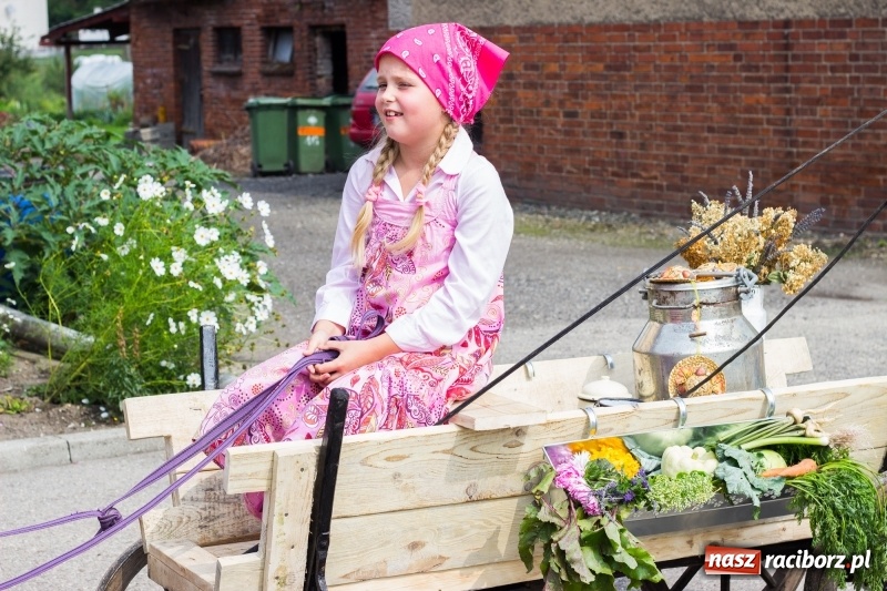 Zdjęcie w galerii na portalu naszraciborz.pl: Kandydatki i rolnicy, czyli powiew młodości na dożynkach w Rudniku  wiadomości z regionu