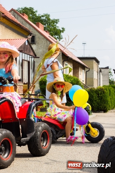 Zdjęcie w galerii na portalu naszraciborz.pl: Kandydatki i rolnicy, czyli powiew młodości na dożynkach w Rudniku  wiadomości z regionu