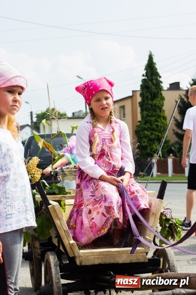 Zdjęcie w galerii na portalu naszraciborz.pl: Kandydatki i rolnicy, czyli powiew młodości na dożynkach w Rudniku  wiadomości z regionu