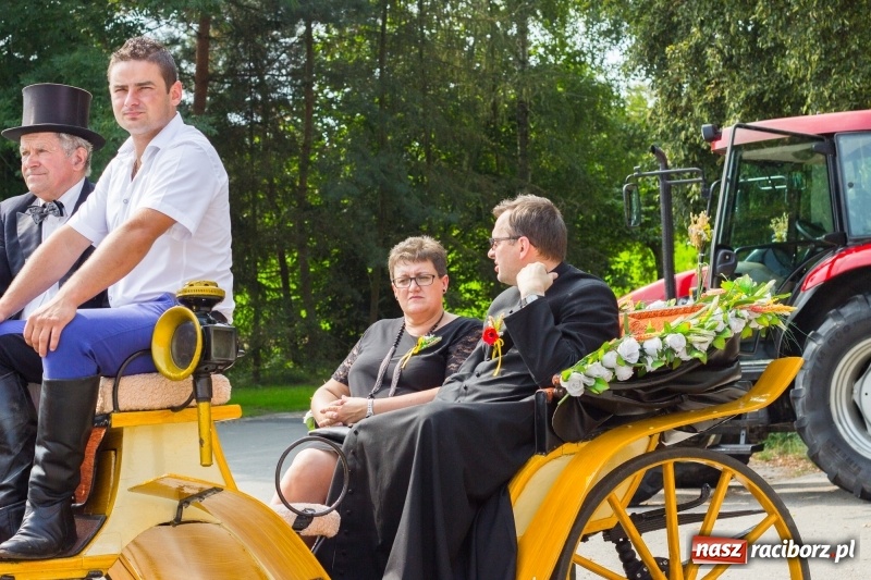 Zdjęcie w galerii na portalu naszraciborz.pl: Kandydatki i rolnicy, czyli powiew młodości na dożynkach w Rudniku  wiadomości z regionu
