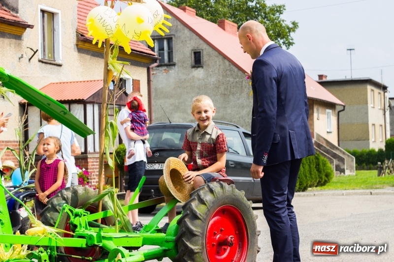 Zdjęcie w galerii na portalu naszraciborz.pl: Kandydatki i rolnicy, czyli powiew młodości na dożynkach w Rudniku  wiadomości z regionu