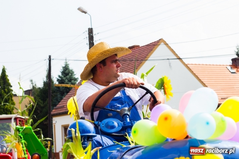 Zdjęcie w galerii na portalu naszraciborz.pl: Kandydatki i rolnicy, czyli powiew młodości na dożynkach w Rudniku  wiadomości z regionu