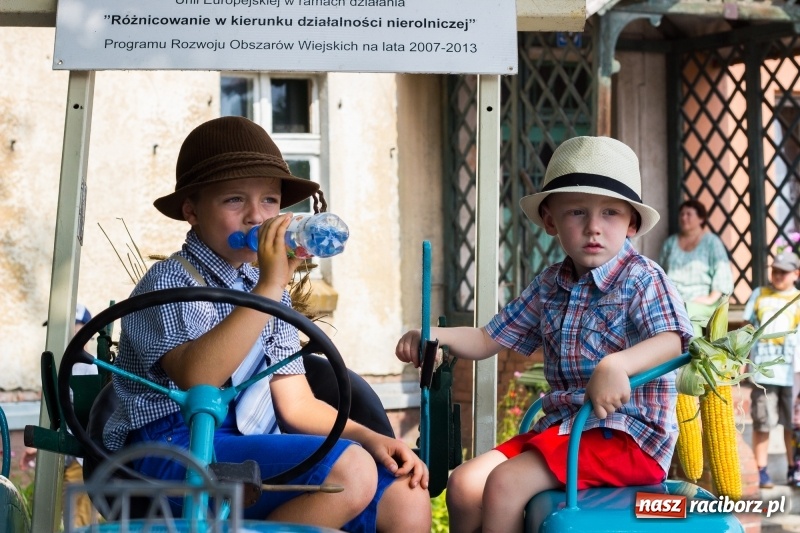 Zdjęcie w galerii na portalu naszraciborz.pl: Kandydatki i rolnicy, czyli powiew młodości na dożynkach w Rudniku  wiadomości z regionu