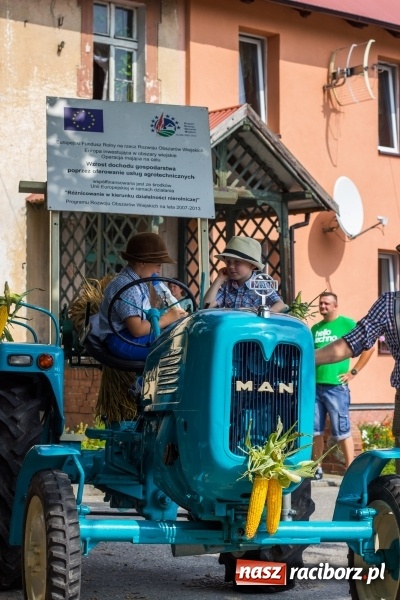 Zdjęcie w galerii na portalu naszraciborz.pl: Kandydatki i rolnicy, czyli powiew młodości na dożynkach w Rudniku  wiadomości z regionu