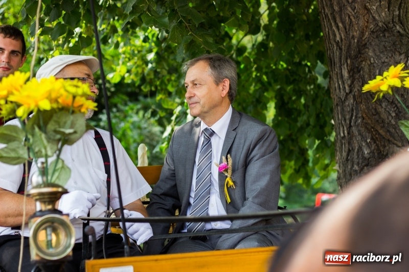 Zdjęcie w galerii na portalu naszraciborz.pl: Kandydatki i rolnicy, czyli powiew młodości na dożynkach w Rudniku  wiadomości z regionu
