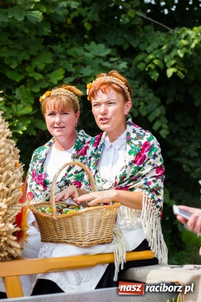 Zdjęcie w galerii na portalu naszraciborz.pl: Kandydatki i rolnicy, czyli powiew młodości na dożynkach w Rudniku  wiadomości z regionu