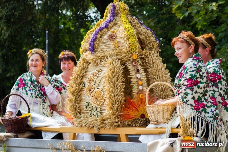 Zdjęcie w galerii na portalu naszraciborz.pl: Kandydatki i rolnicy, czyli powiew młodości na dożynkach w Rudniku  wiadomości z regionu