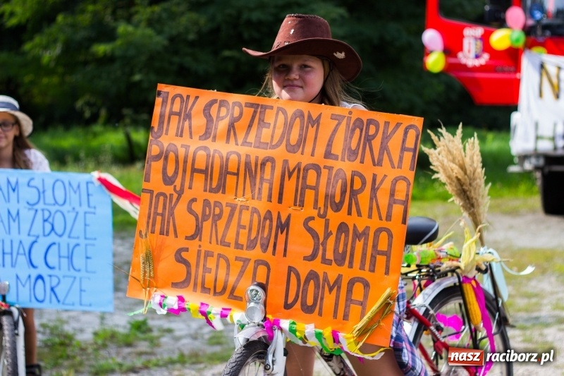 Zdjęcie w galerii na portalu naszraciborz.pl: Kandydatki i rolnicy, czyli powiew młodości na dożynkach w Rudniku  wiadomości z regionu