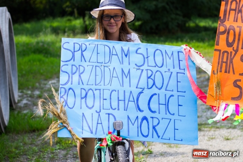 Zdjęcie w galerii na portalu naszraciborz.pl: Kandydatki i rolnicy, czyli powiew młodości na dożynkach w Rudniku  wiadomości z regionu