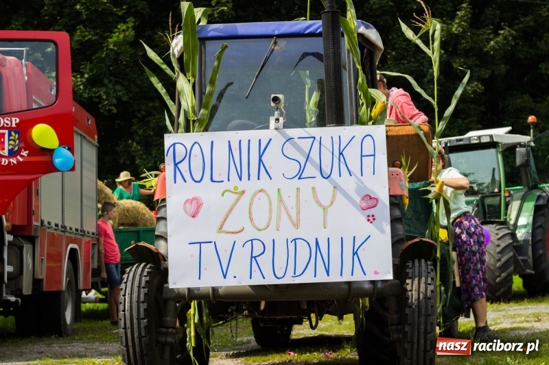 Zdjęcie w galerii na portalu naszraciborz.pl: Kandydatki i rolnicy, czyli powiew młodości na dożynkach w Rudniku  wiadomości z regionu