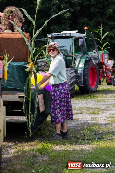 Zdjęcie w galerii na portalu naszraciborz.pl: Kandydatki i rolnicy, czyli powiew młodości na dożynkach w Rudniku  wiadomości z regionu