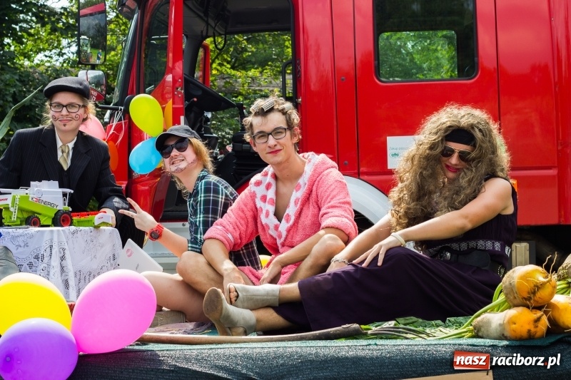 Zdjęcie w galerii na portalu naszraciborz.pl: Kandydatki i rolnicy, czyli powiew młodości na dożynkach w Rudniku  wiadomości z regionu