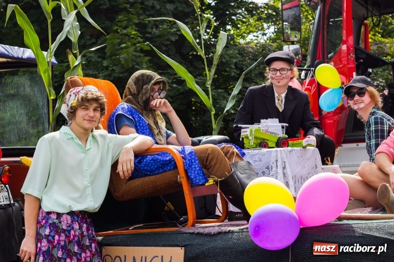 Zdjęcie w galerii na portalu naszraciborz.pl: Kandydatki i rolnicy, czyli powiew młodości na dożynkach w Rudniku  wiadomości z regionu