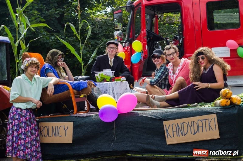 Zdjęcie w galerii na portalu naszraciborz.pl: Kandydatki i rolnicy, czyli powiew młodości na dożynkach w Rudniku  wiadomości z regionu