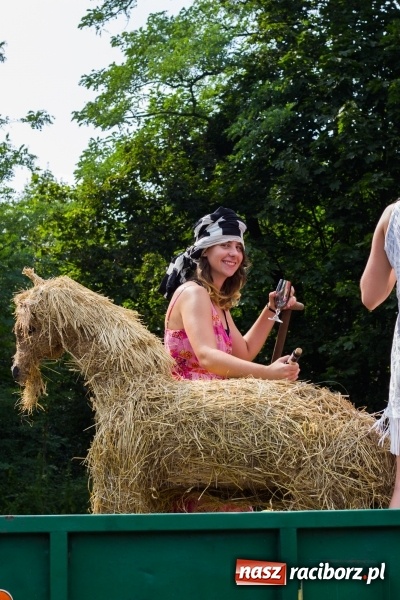 Zdjęcie w galerii na portalu naszraciborz.pl: Kandydatki i rolnicy, czyli powiew młodości na dożynkach w Rudniku  wiadomości z regionu