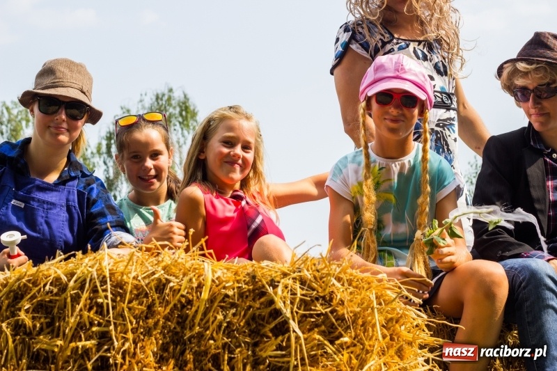 Zdjęcie w galerii na portalu naszraciborz.pl: Kandydatki i rolnicy, czyli powiew młodości na dożynkach w Rudniku  wiadomości z regionu