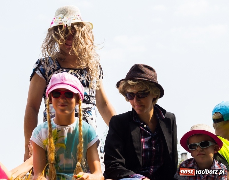 Zdjęcie w galerii na portalu naszraciborz.pl: Kandydatki i rolnicy, czyli powiew młodości na dożynkach w Rudniku  wiadomości z regionu