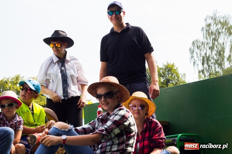 Zdjęcie w galerii na portalu naszraciborz.pl: Kandydatki i rolnicy, czyli powiew młodości na dożynkach w Rudniku  wiadomości z regionu