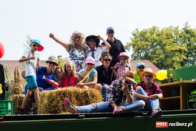Zdjęcie w galerii na portalu naszraciborz.pl: Kandydatki i rolnicy, czyli powiew młodości na dożynkach w Rudniku  wiadomości z regionu