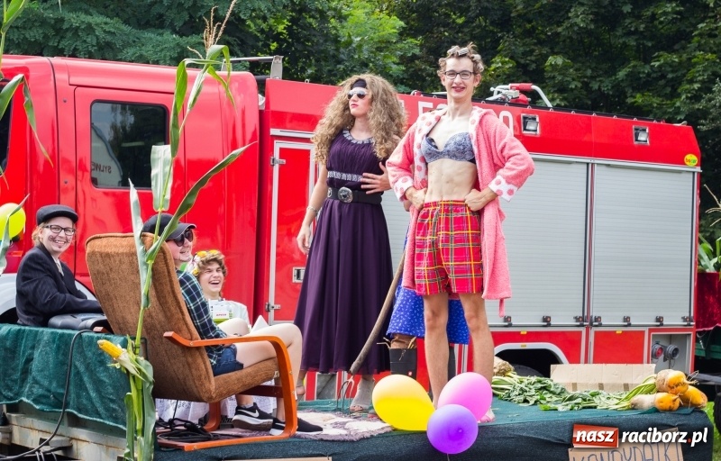 Zdjęcie w galerii na portalu naszraciborz.pl: Kandydatki i rolnicy, czyli powiew młodości na dożynkach w Rudniku  wiadomości z regionu