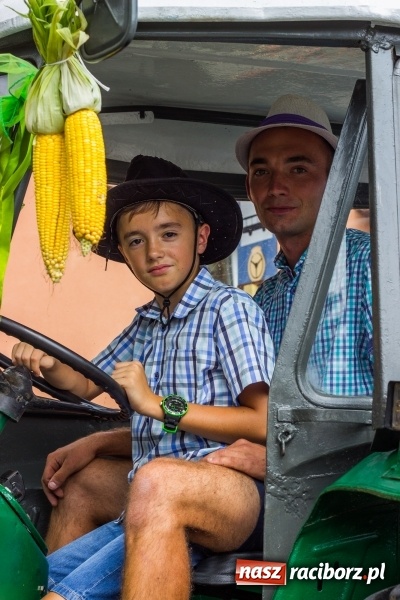 Zdjęcie w galerii na portalu naszraciborz.pl: Kandydatki i rolnicy, czyli powiew młodości na dożynkach w Rudniku  wiadomości z regionu
