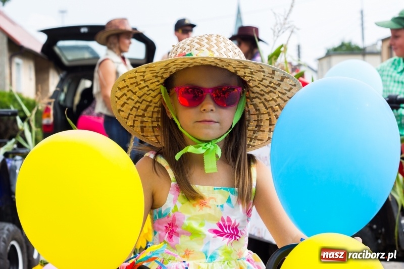Zdjęcie w galerii na portalu naszraciborz.pl: Kandydatki i rolnicy, czyli powiew młodości na dożynkach w Rudniku  wiadomości z regionu