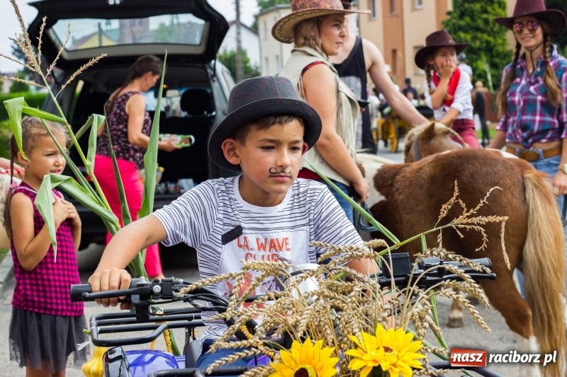 Zdjęcie w galerii na portalu naszraciborz.pl: Kandydatki i rolnicy, czyli powiew młodości na dożynkach w Rudniku  wiadomości z regionu