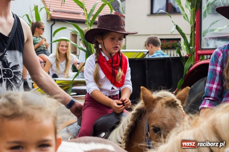 Zdjęcie w galerii na portalu naszraciborz.pl: Kandydatki i rolnicy, czyli powiew młodości na dożynkach w Rudniku  wiadomości z regionu