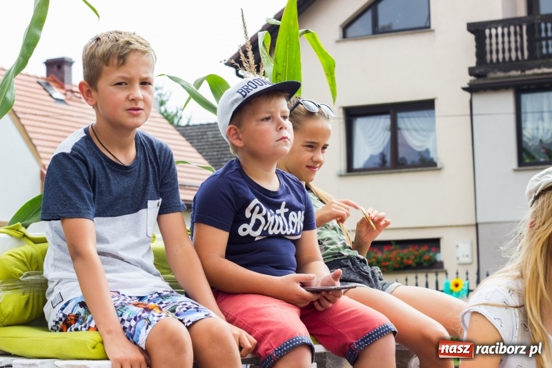 Zdjęcie w galerii na portalu naszraciborz.pl: Kandydatki i rolnicy, czyli powiew młodości na dożynkach w Rudniku  wiadomości z regionu