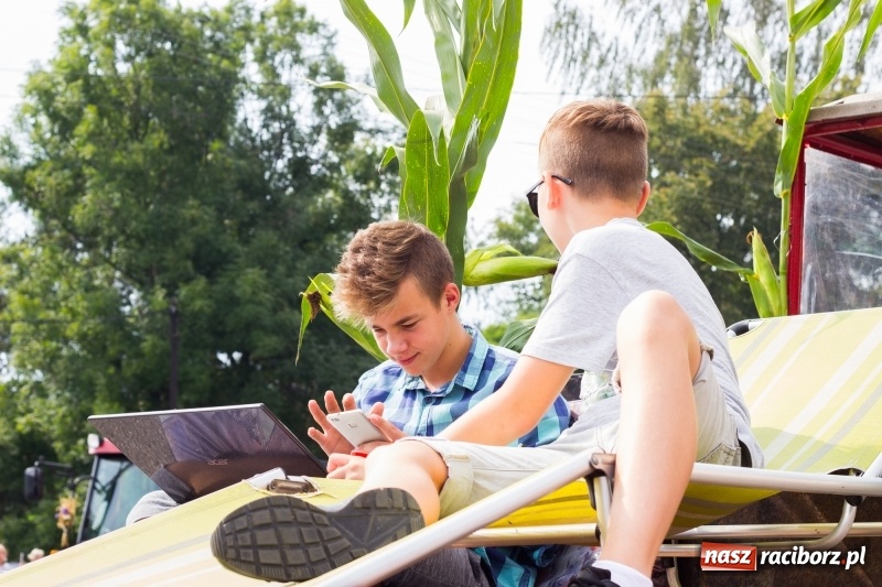 Zdjęcie w galerii na portalu naszraciborz.pl: Kandydatki i rolnicy, czyli powiew młodości na dożynkach w Rudniku  wiadomości z regionu