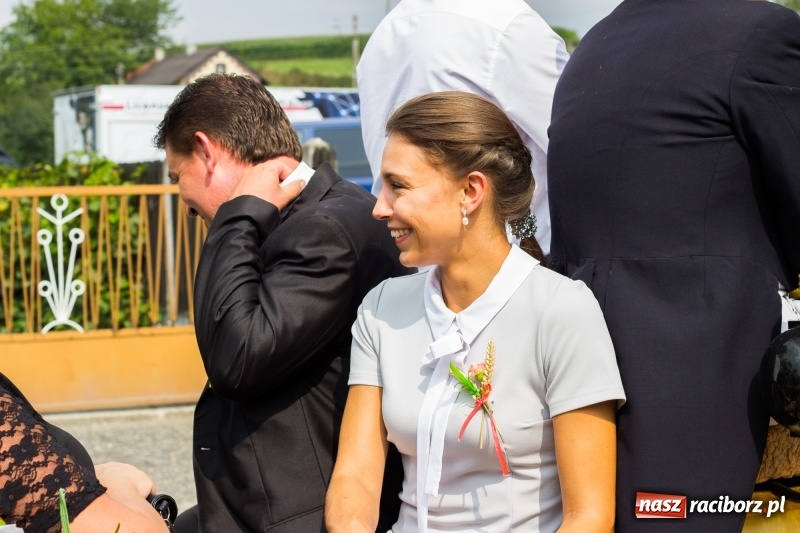 Zdjęcie w galerii na portalu naszraciborz.pl: Kandydatki i rolnicy, czyli powiew młodości na dożynkach w Rudniku  wiadomości z regionu