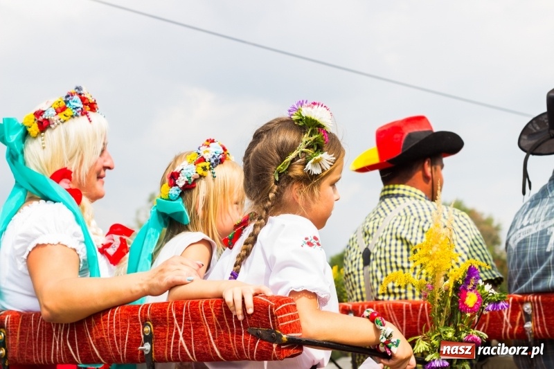 Zdjęcie w galerii na portalu naszraciborz.pl: Kandydatki i rolnicy, czyli powiew młodości na dożynkach w Rudniku  wiadomości z regionu