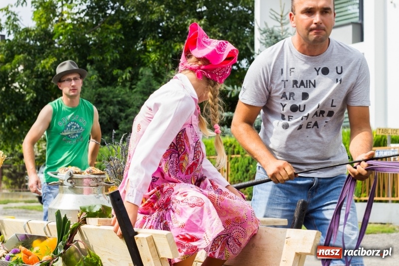 Zdjęcie w galerii na portalu naszraciborz.pl: Kandydatki i rolnicy, czyli powiew młodości na dożynkach w Rudniku  wiadomości z regionu