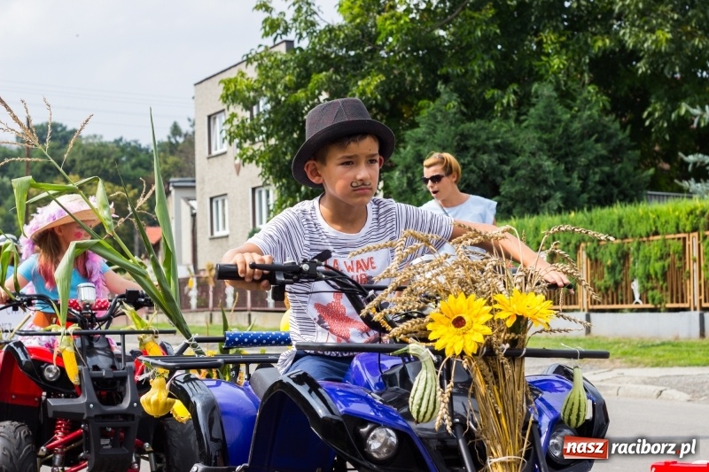 Zdjęcie w galerii na portalu naszraciborz.pl: Kandydatki i rolnicy, czyli powiew młodości na dożynkach w Rudniku  wiadomości z regionu