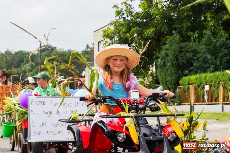 Zdjęcie w galerii na portalu naszraciborz.pl: Kandydatki i rolnicy, czyli powiew młodości na dożynkach w Rudniku  wiadomości z regionu