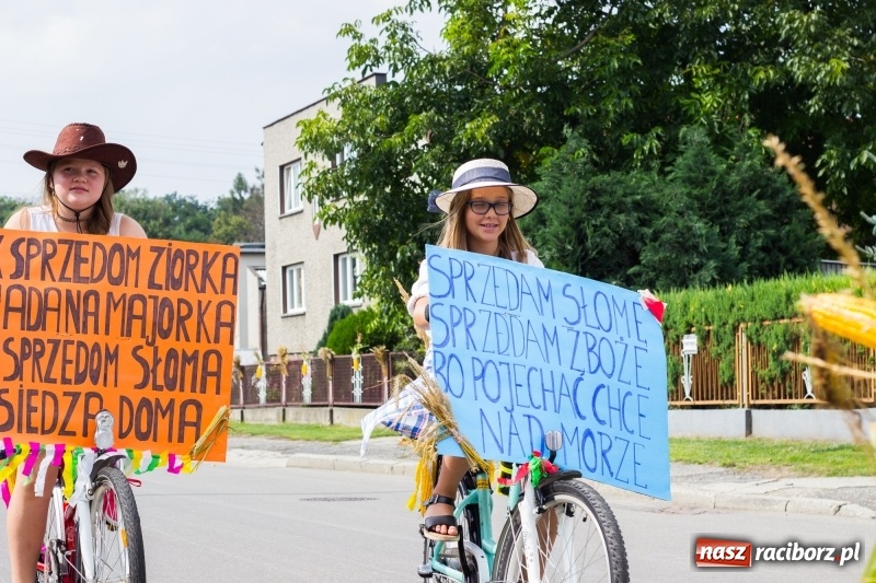 Zdjęcie w galerii na portalu naszraciborz.pl: Kandydatki i rolnicy, czyli powiew młodości na dożynkach w Rudniku  wiadomości z regionu