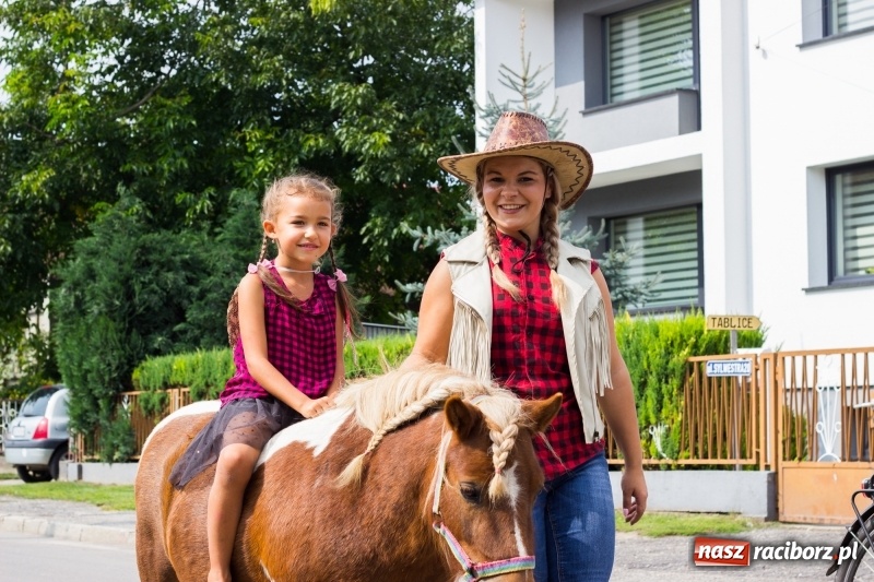 Zdjęcie w galerii na portalu naszraciborz.pl: Kandydatki i rolnicy, czyli powiew młodości na dożynkach w Rudniku  wiadomości z regionu