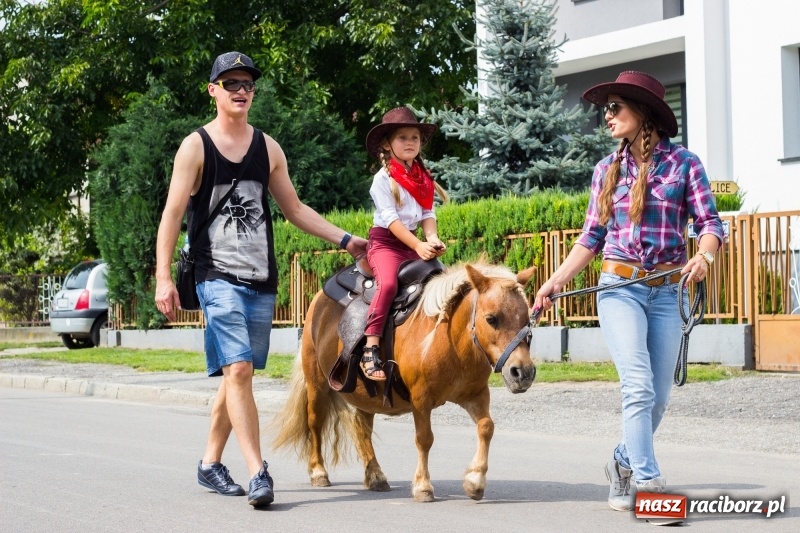 Zdjęcie w galerii na portalu naszraciborz.pl: Kandydatki i rolnicy, czyli powiew młodości na dożynkach w Rudniku  wiadomości z regionu