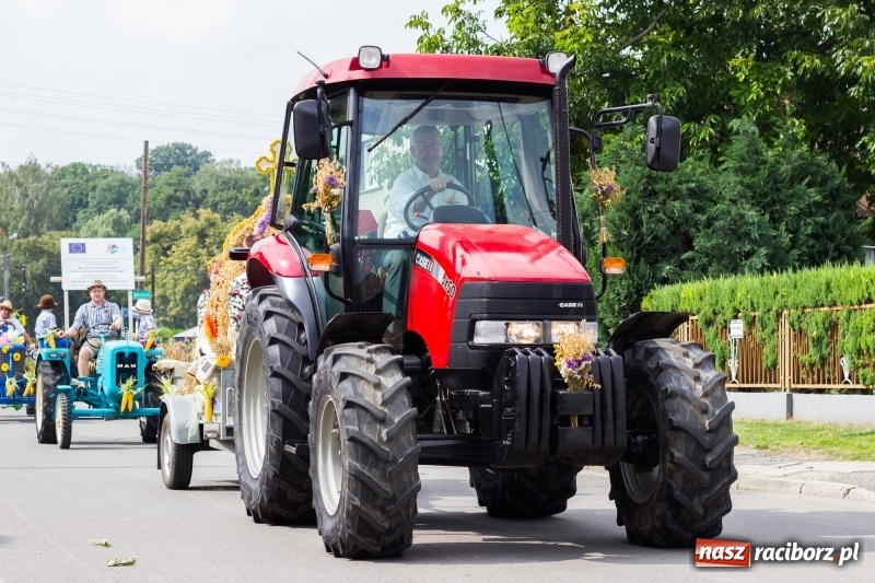 Zdjęcie w galerii na portalu naszraciborz.pl: Kandydatki i rolnicy, czyli powiew młodości na dożynkach w Rudniku  wiadomości z regionu