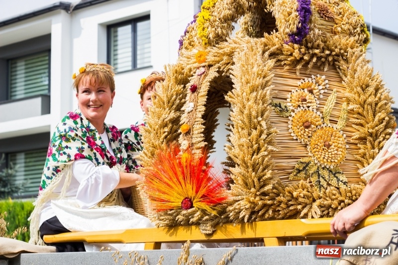 Zdjęcie w galerii na portalu naszraciborz.pl: Kandydatki i rolnicy, czyli powiew młodości na dożynkach w Rudniku  wiadomości z regionu