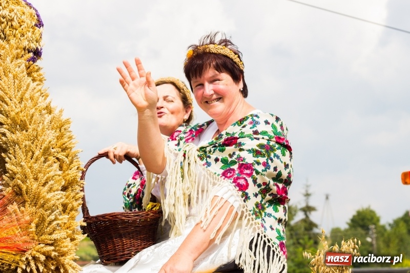 Zdjęcie w galerii na portalu naszraciborz.pl: Kandydatki i rolnicy, czyli powiew młodości na dożynkach w Rudniku  wiadomości z regionu