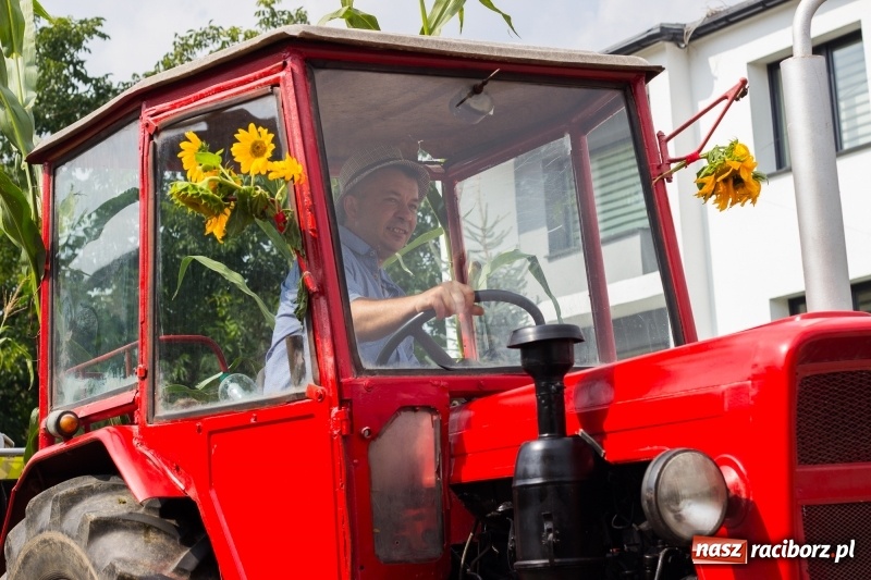 Zdjęcie w galerii na portalu naszraciborz.pl: Kandydatki i rolnicy, czyli powiew młodości na dożynkach w Rudniku  wiadomości z regionu