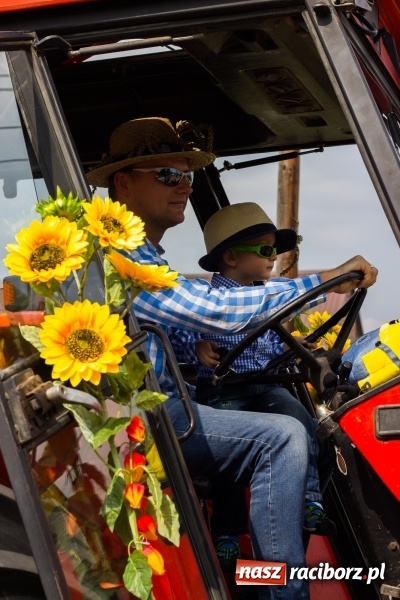 Zdjęcie w galerii na portalu naszraciborz.pl: Kandydatki i rolnicy, czyli powiew młodości na dożynkach w Rudniku  wiadomości z regionu
